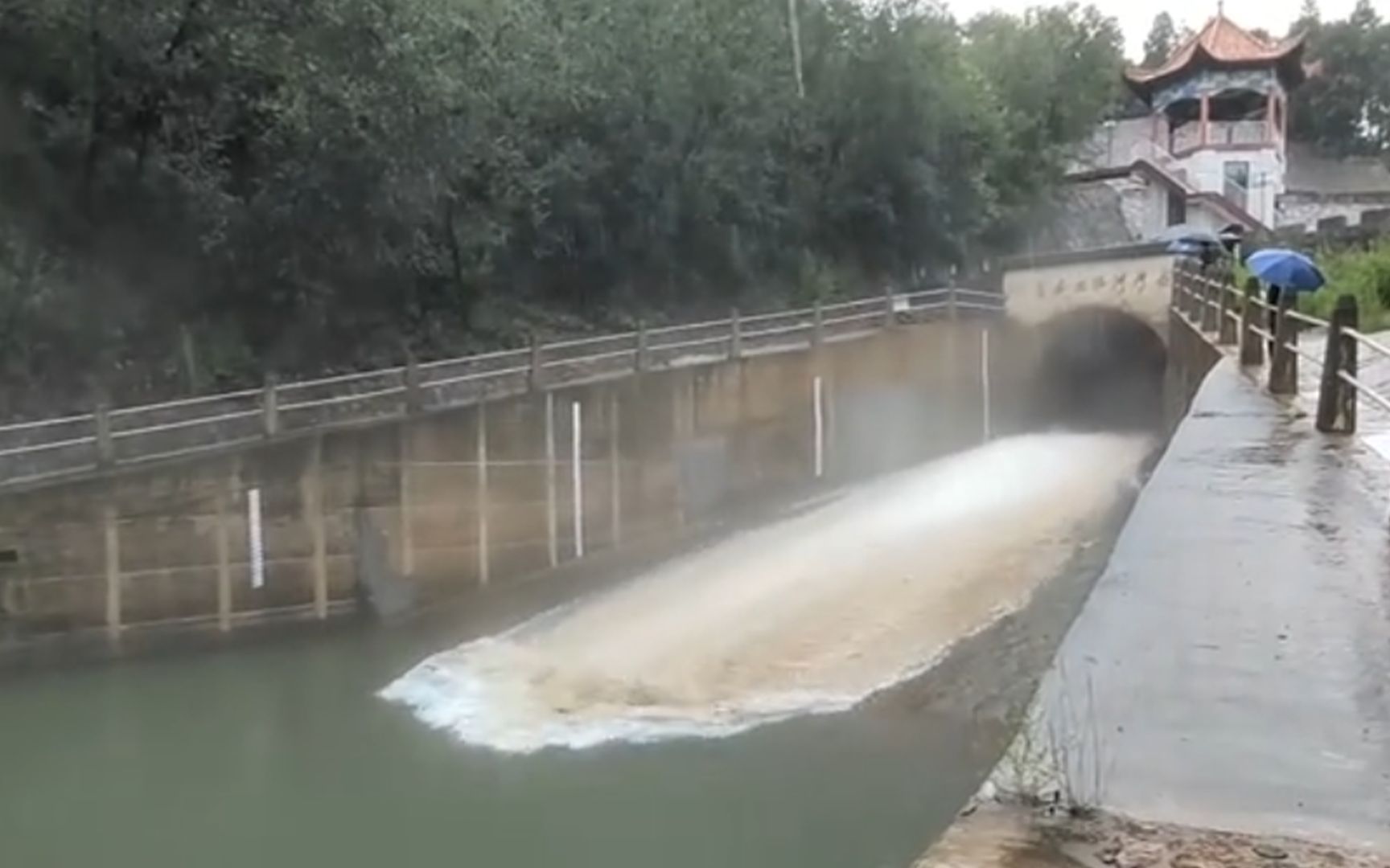 白沙水库开闸泄洪!因台风影响暴雨持续,已达“汛限”预警库容哔哩哔哩bilibili