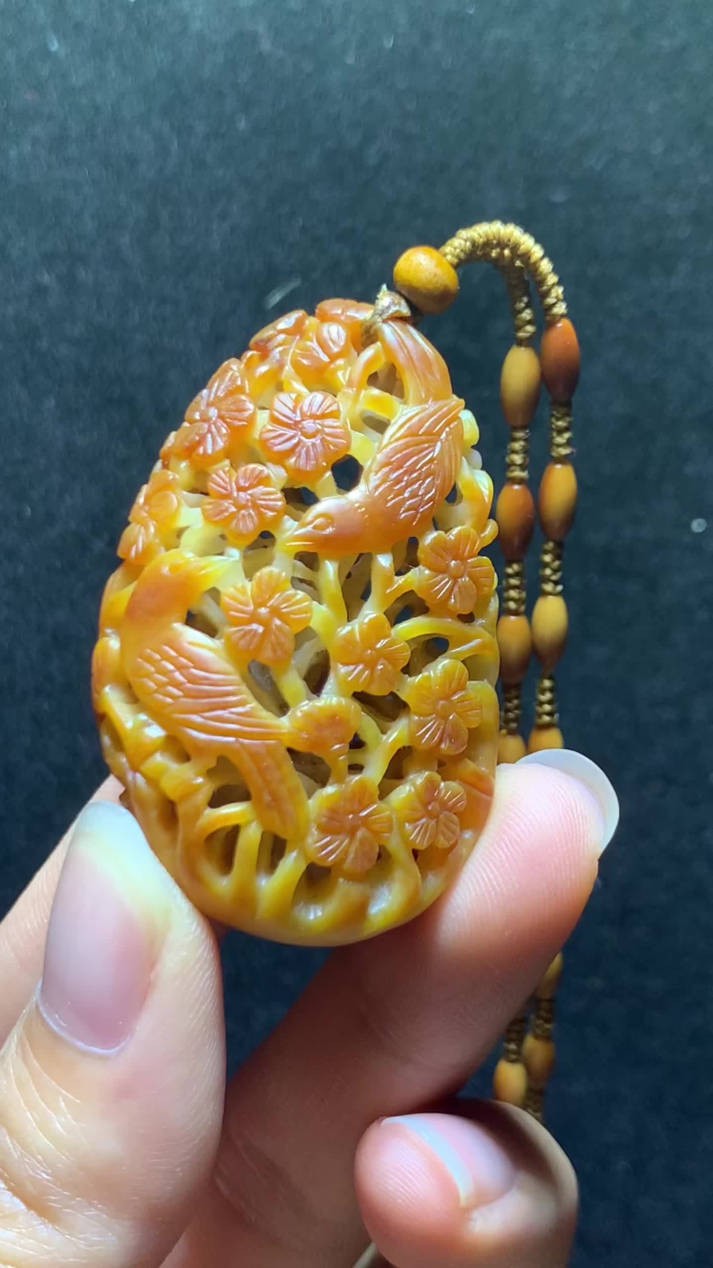 和田玉籽料俏色巧雕挂件,苏工镂空精雕