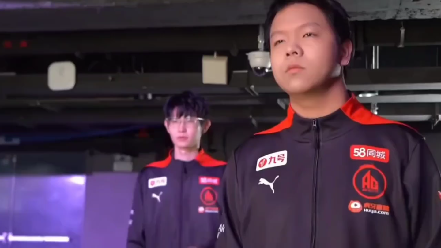 黑蛋对着一诺笑憨憨的