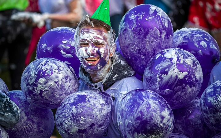 英国大学奇葩迎新传统师生打响"泡沫大战"