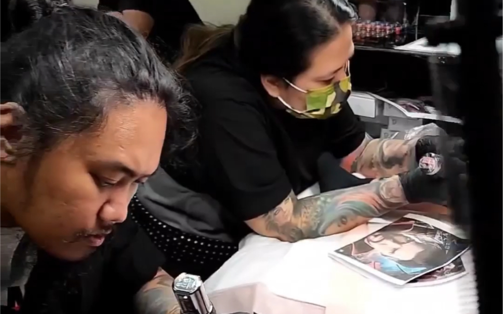 国外纹身喷纹身师一脸图片