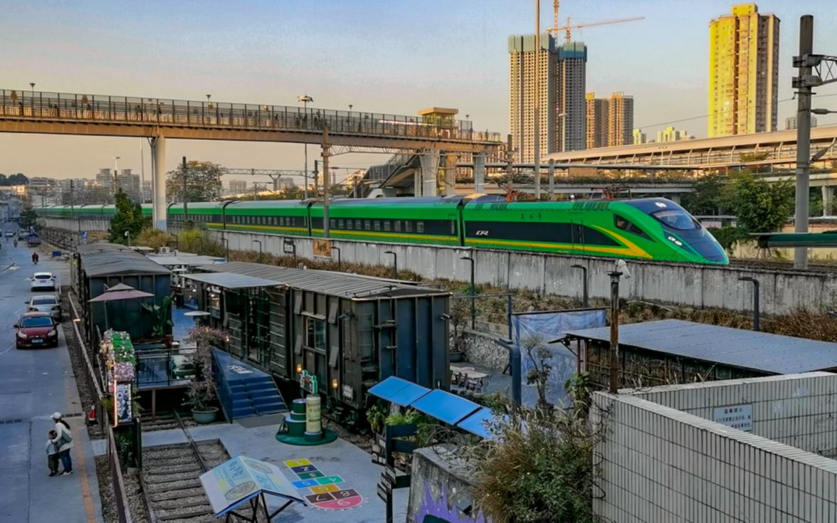 式动车组列车担当的北京——深圳d727次列车通过广深铁路深圳草埔段