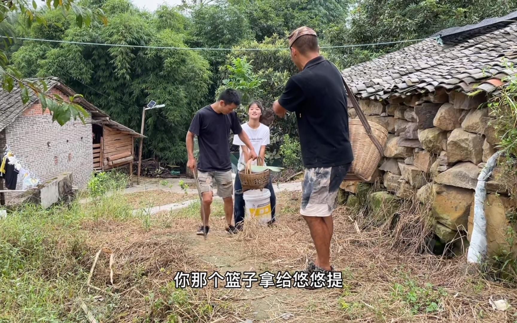 财哥真的是人才,捡鸡丝菇不要杆杆,看看拿到县城去卖得掉不哦哔哩哔哩bilibili