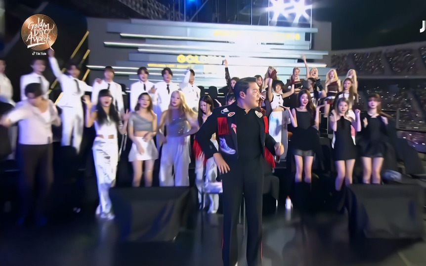 [图]【4K 舞台】PSY《 That That+江南style 》JTBC GDA 20230107