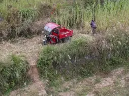 Télécharger la video: 深山荒地里的三轮车，四周都是乱石堆，没有路…到底怎么开上去的？