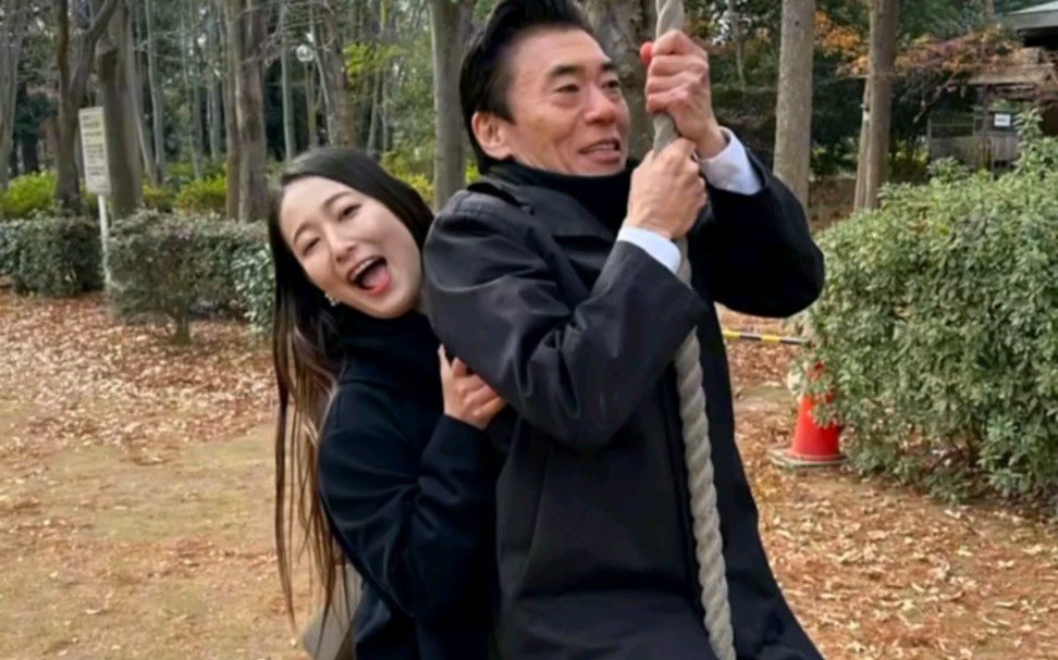 田渊遇到粉丝,大方与其合影留念!