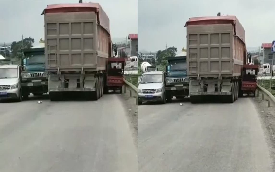 四辆车狭路相逢挤在一起,并列成一排互不相让,现场令人匪夷所思