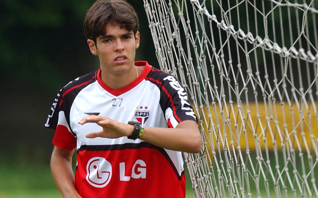 年轻的卡卡在圣保罗的比赛_哔哩哔哩 (゜-゜)つロ 干杯~-bilibili