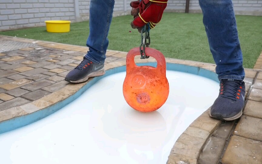 把烧红的铁球扔到牛奶里,竟然._哔哩哔哩 (゜-゜)つロ 干杯~-bilibili