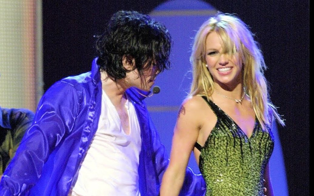 [图]【MJ与布兰妮同台】Michael Jackson & Britney Spears - The Way You Make Me Feel 2001