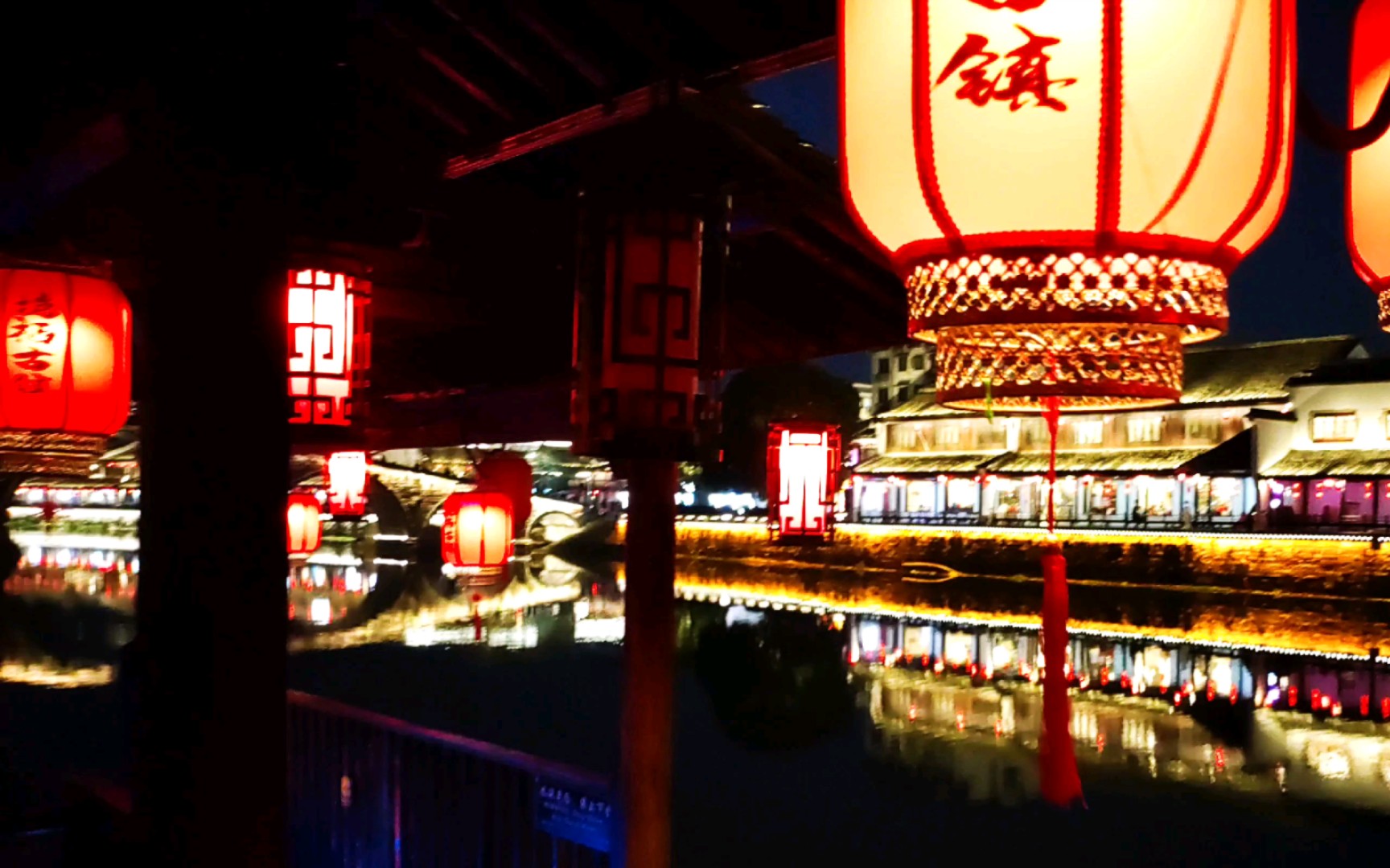 杭州1300年历史的塘栖古镇,夜景如画