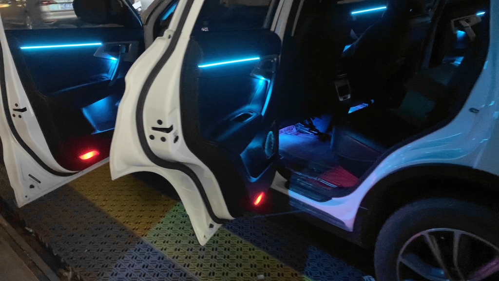 看一下博越满配的氛围灯,效果是真的不错.