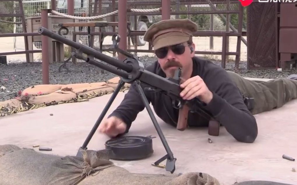 dp-27轻机枪,弹盘供弹火力无限,一夫当关万夫莫开