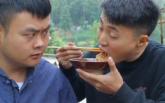 松松和二毛肥嫩爆汁肥鱼09香肉葱花配猪肉味道直入口鼻太香了