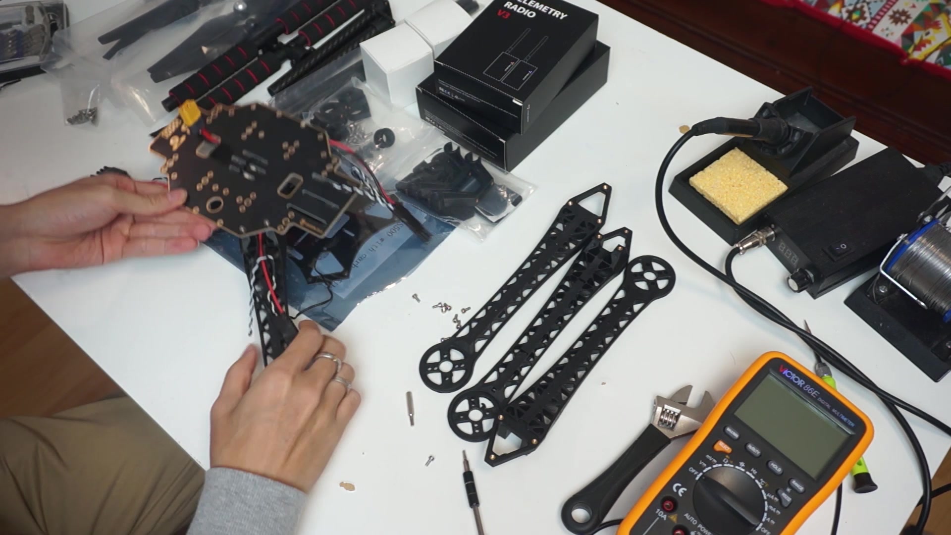 holybro pixhawk4 s500 kit 四旋翼无人机套机装机演示-01安装电机