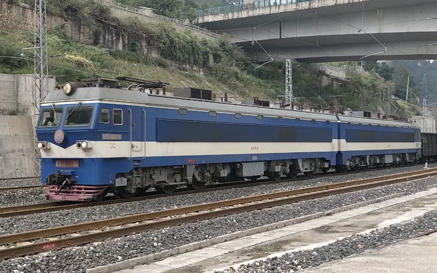 【铁路随拍】国铁最长机车! 成局贵段ss3b-0073牵引货列通过 川黔线拍
