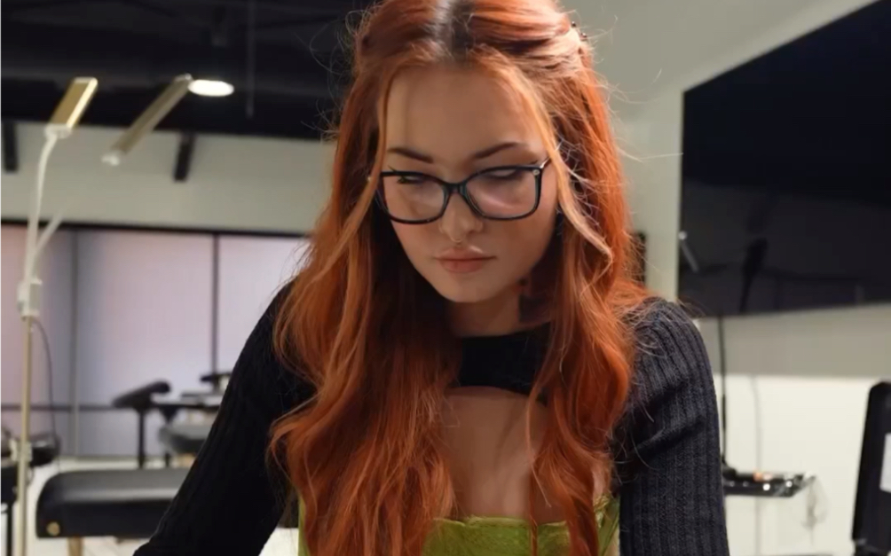 国外著名纹身师:嘎嘎好看的女师傅#纹身师日常##刺青##纹身##刺青艺术