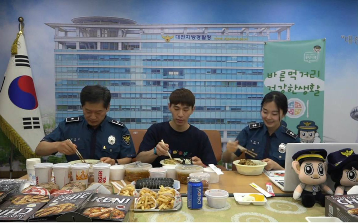 韩国吃播奔驰小哥奔驰哥banzz警察局吃播炸酱面汉堡薯条等