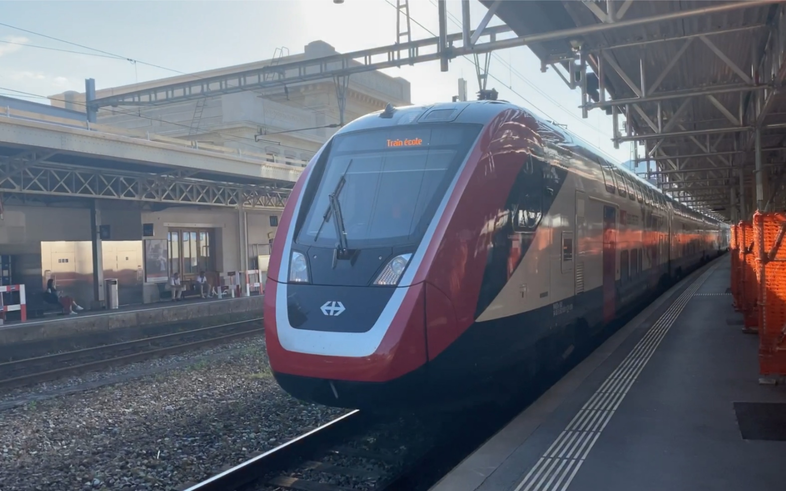 瑞士联邦铁路rabde502双层动车组列车在vevey沃韦车站临时停车后起步