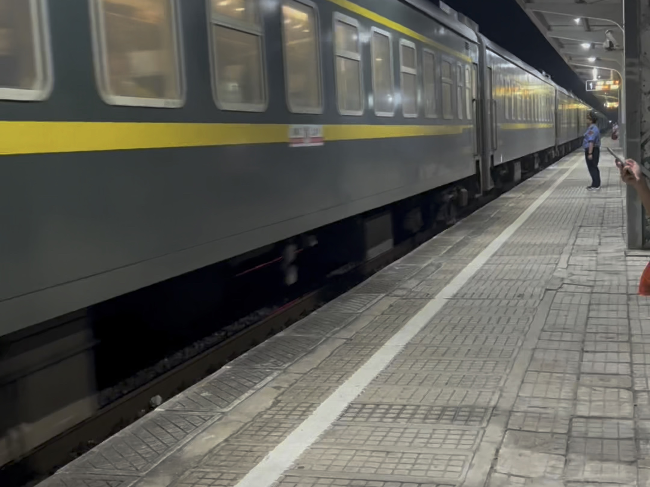 伴着深夜宁静的虫鸣,一列行驶已久的绿皮火车缓缓而来.