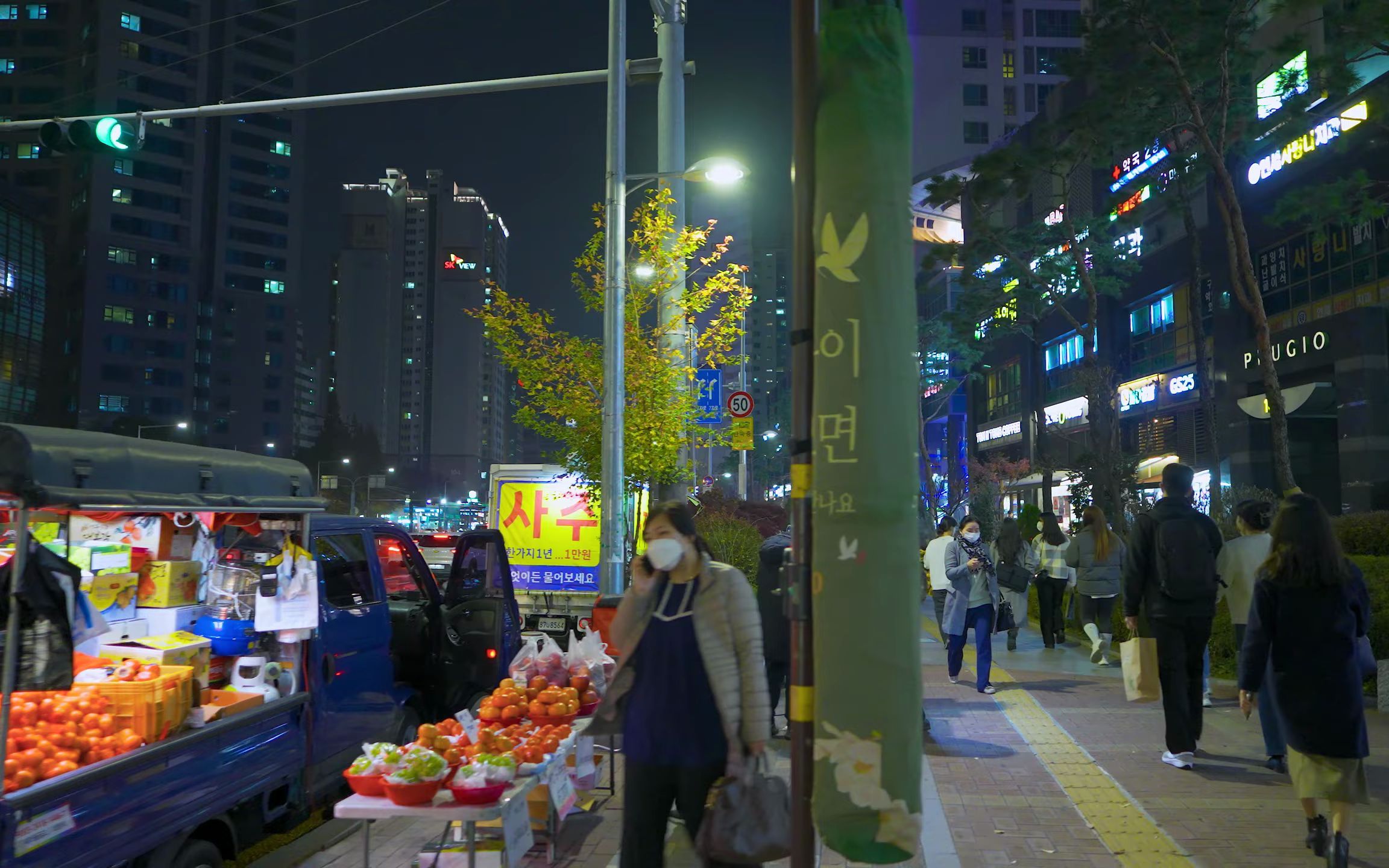 夜晚在韩国首尔街头散步漫步