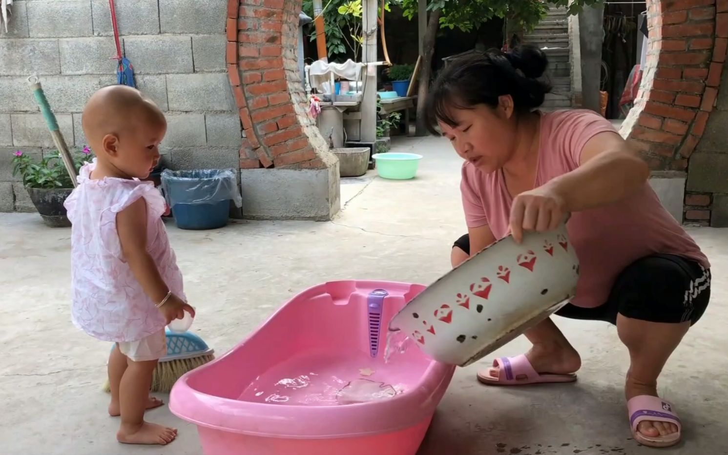 [图]天气太热妈妈给宝宝倒水，让孩子自己洗澡，超萌的样子让网友欢喜