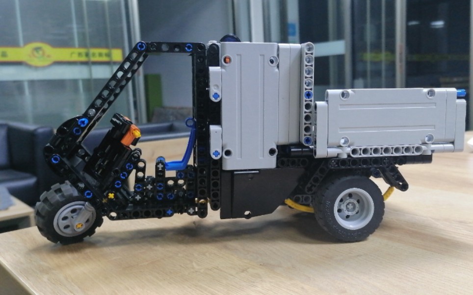 摇头晃脑的乐高三轮车