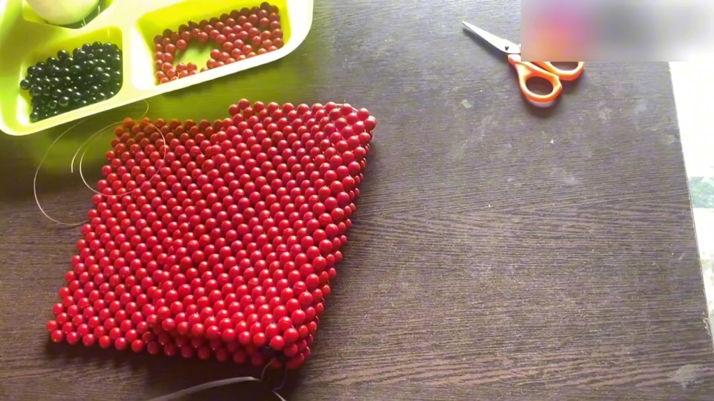 【手工串珠教程】亚克力,圆珠,红黑色百搭时尚挎包,详细教程