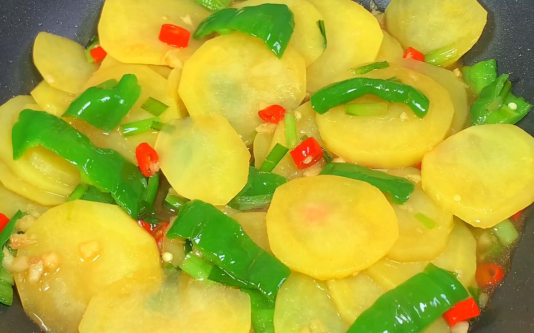 土豆片炒青椒不要直接下锅炒,注意这1点,炒出来鲜香滑嫩太好吃啦