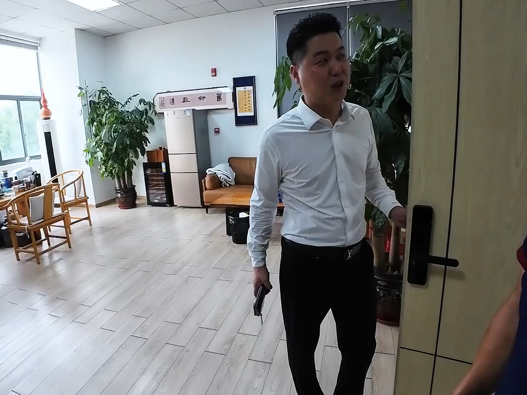 今天来到了上海的青浦区 老板公司聚餐烤上四只正宗的新疆馕坑烤全羊#苏州烤全羊 #苏州馕坑烤全羊#无锡烤全羊#无锡馕坑烤全羊#上海馕坑烤全羊