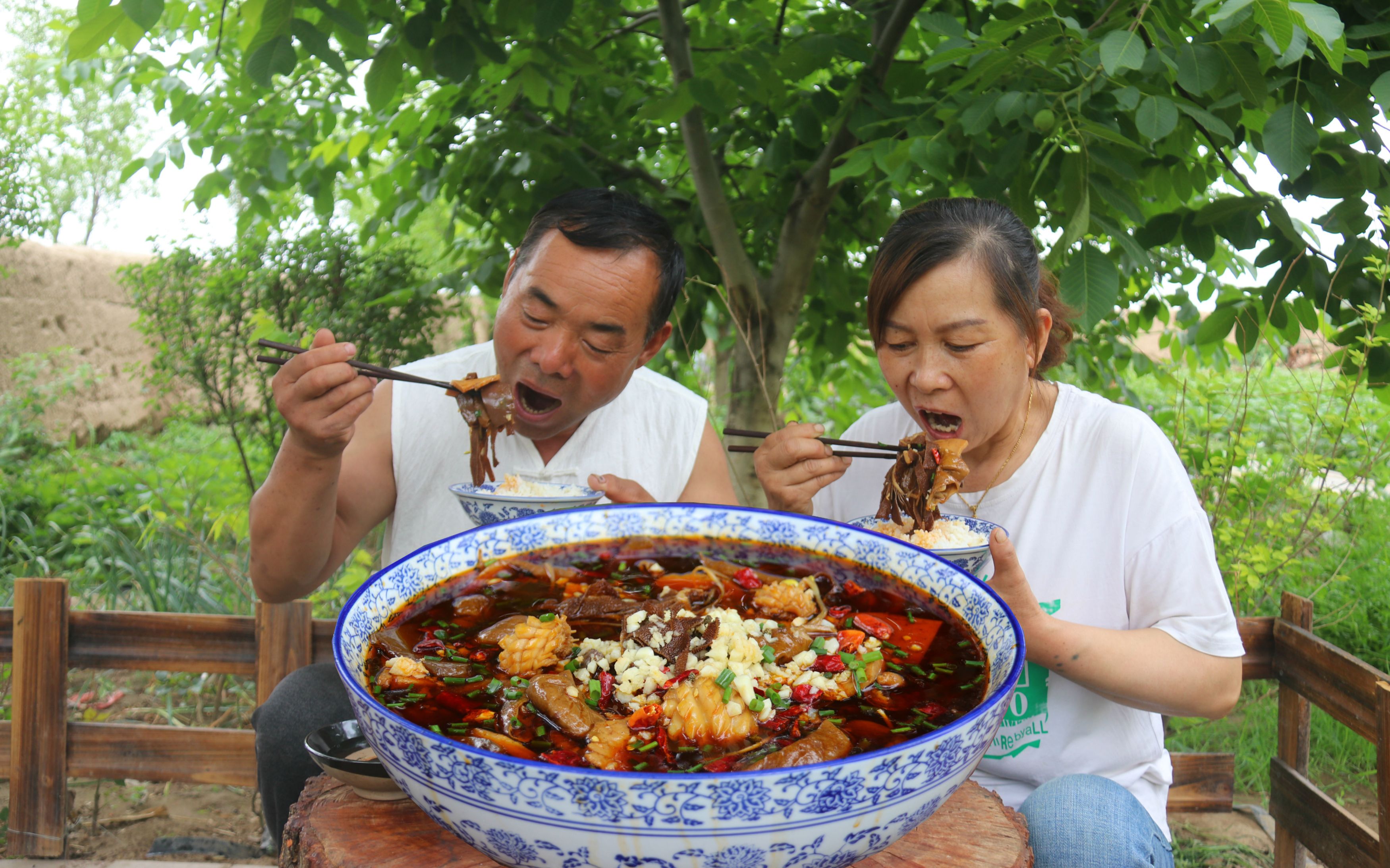 买了毛肚肥肠鲍鱼,做顶配"毛血旺",老婆吃起来不含糊,过瘾了