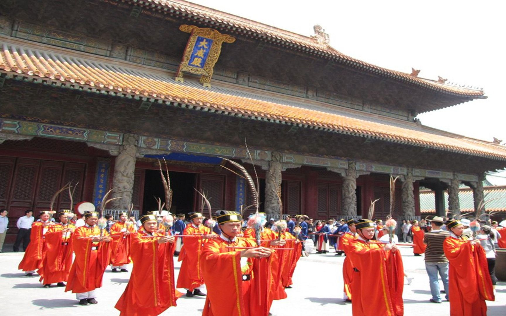 康熙在孔子墓死不敢跪,孔子后人用黄布挡住一个字,立即下跪痛哭