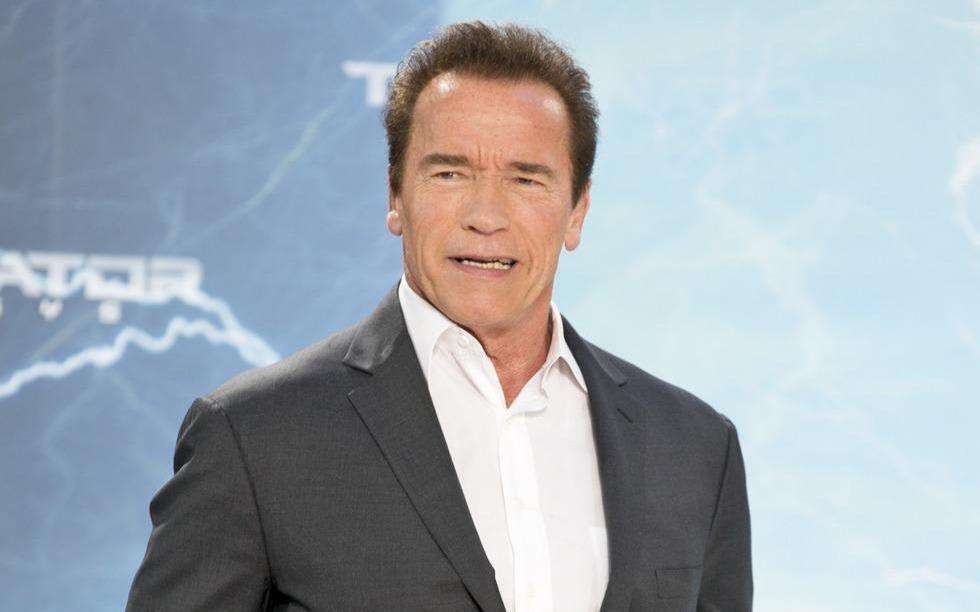 刚刚,七十多岁的施瓦辛格在活动上被人袭击!