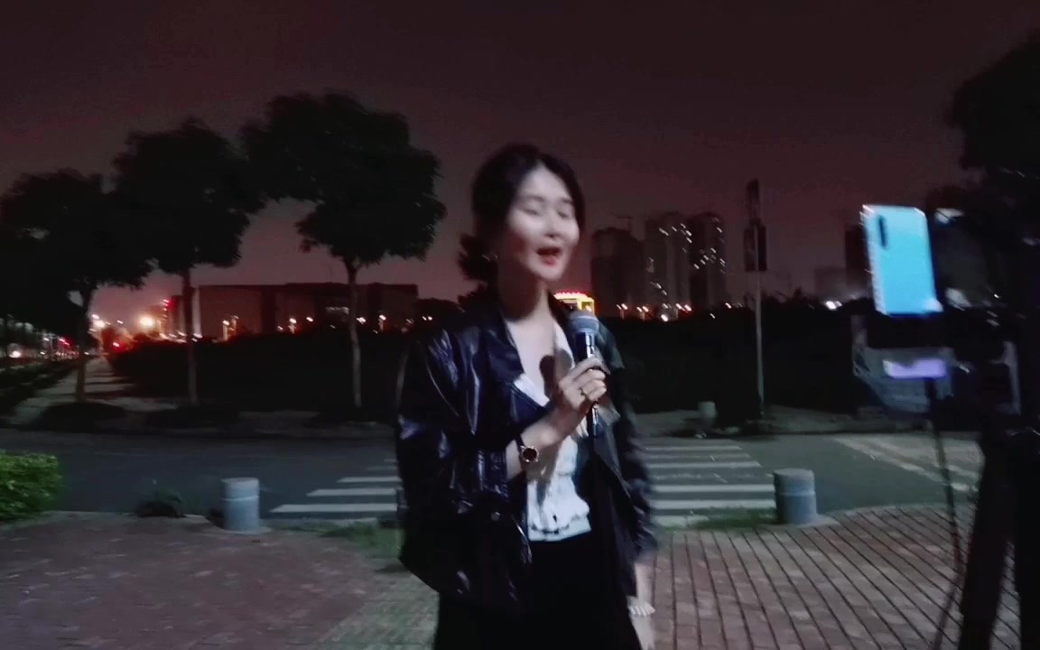 [图]小姐姐街头演唱粤曲小调《一水隔天涯》，自娱自乐，好开心