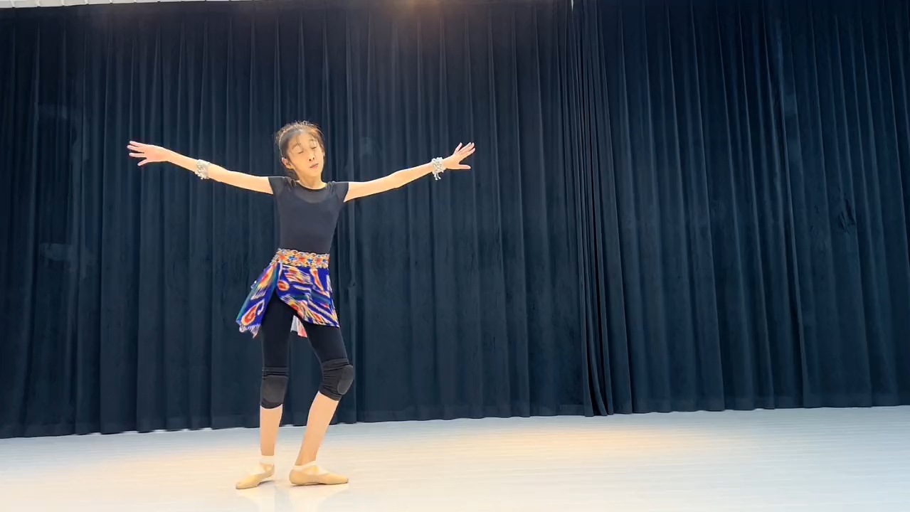 茜茜:银铃一戴,俏皮可爱