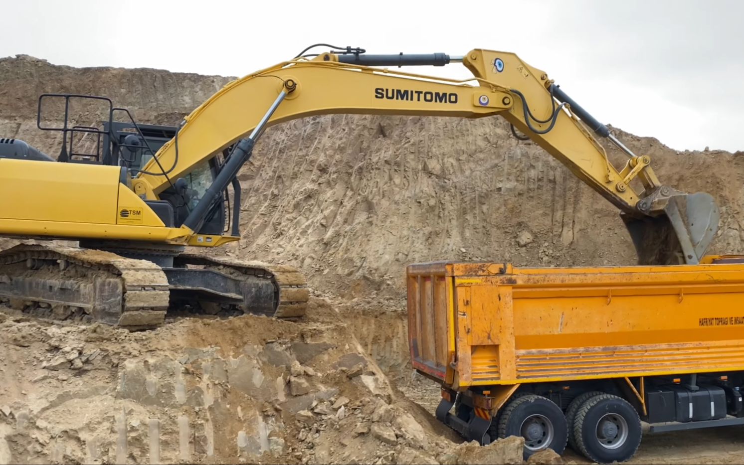 住友sh350lc挖掘机土方施工