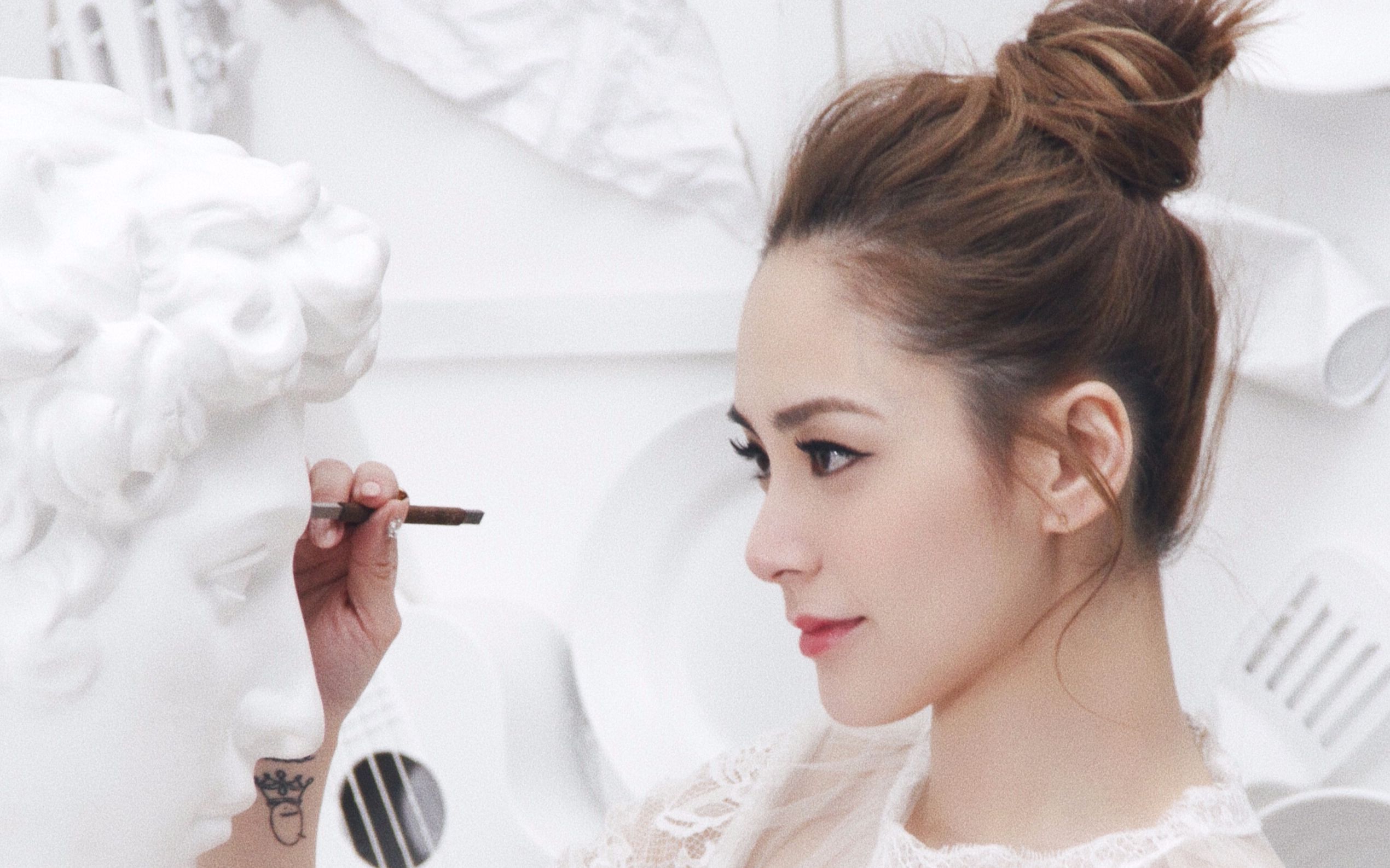 阿嬌钟欣潼秒杀大片《雕刻生命》 by elleshop