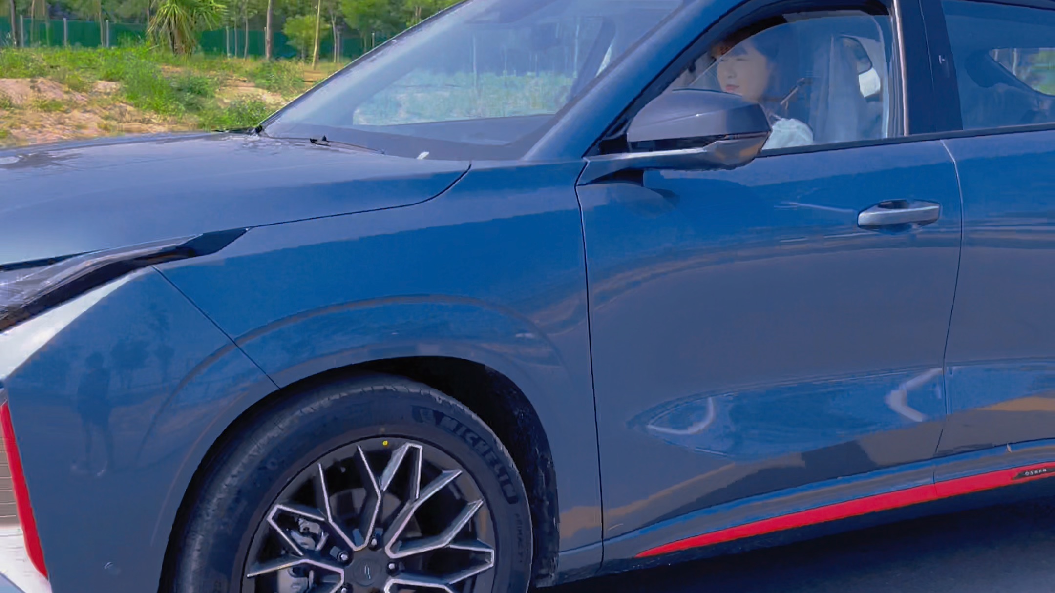 长安欧尚z6浩宇蓝色,你喜欢吗 #我的汽车机器人z6 #浩宇蓝