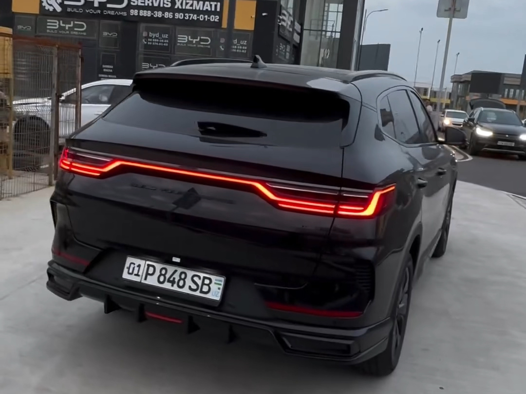 乌兹别克斯坦9691黑武士比亚迪宋plus,外观基本都黑化了.