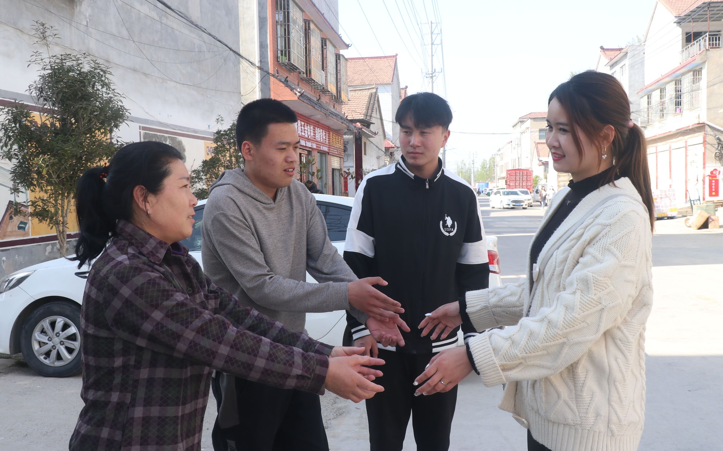 自制剧:董事长回老家,亲戚朋友上门拜访,董事长一招就测出人心