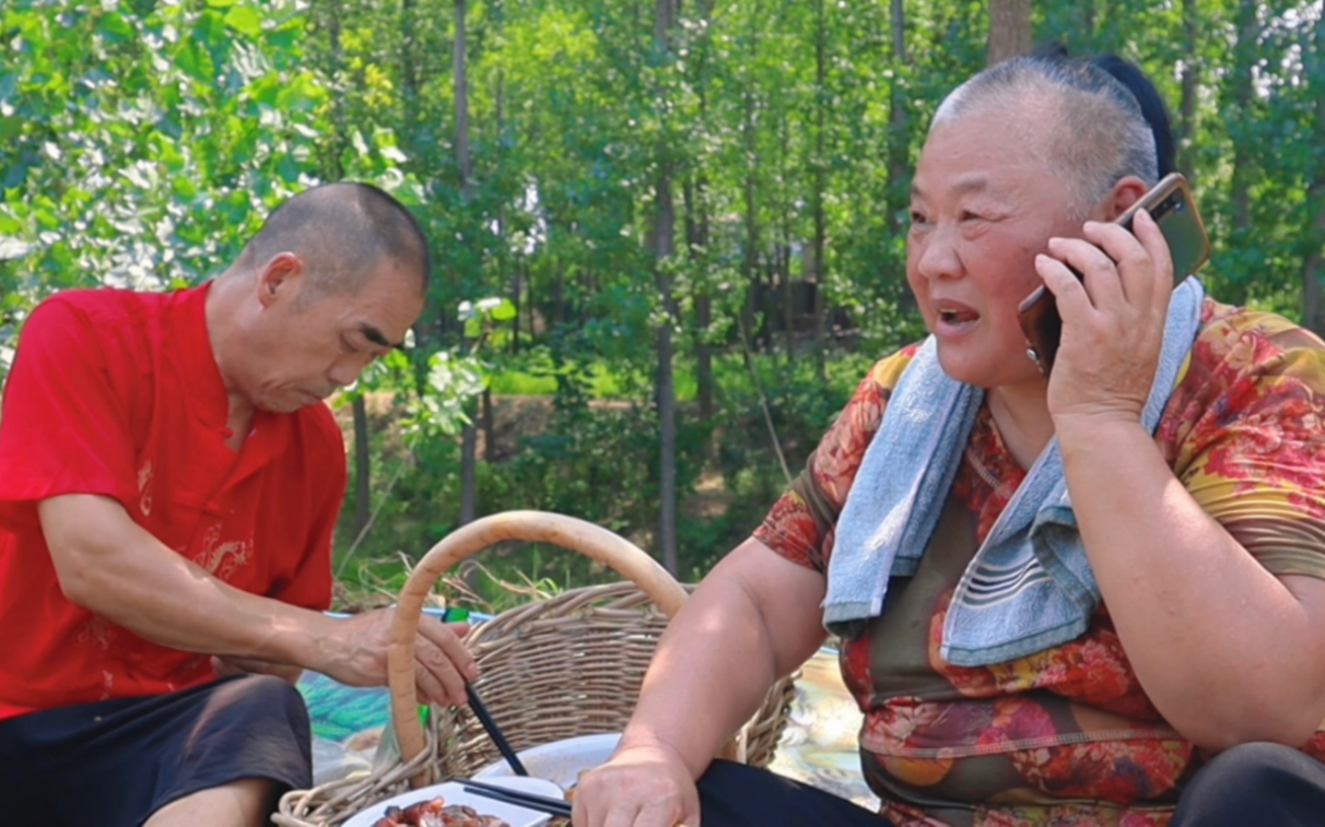 农忙午饭过后,接到二哥电话去卖大蒜,200斤蒜卖了240,真不错哔哩哔哩bilibili