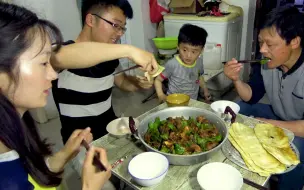 Video herunterladen: 一只土鸡一锅菜，大sao做4斤炒鸡，配上妹妹送的辣酱，爸妈都乐了