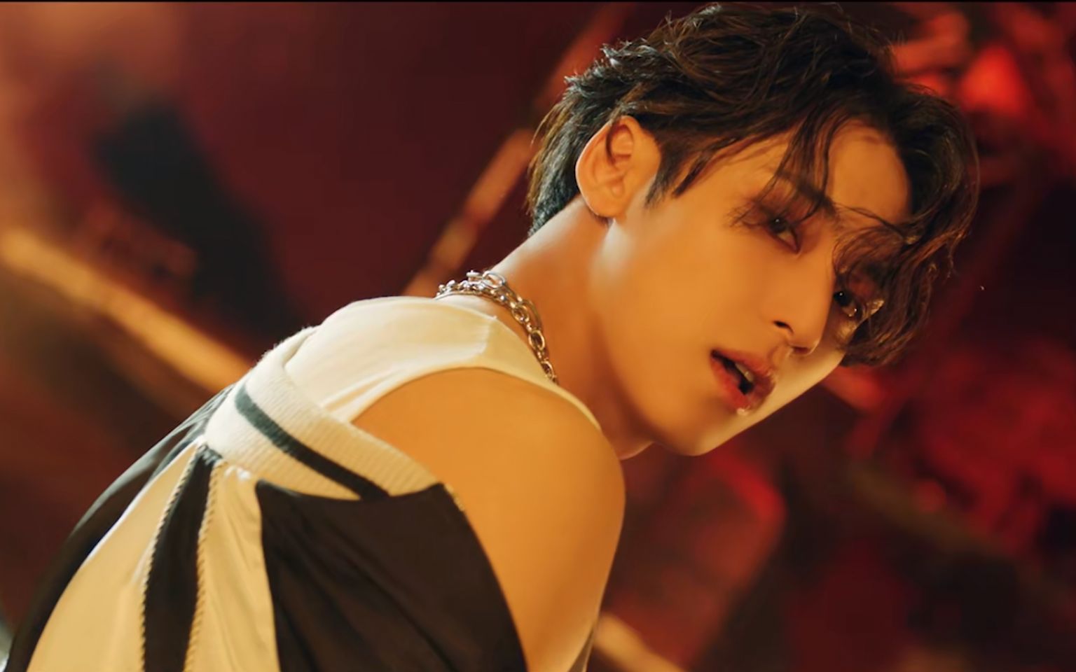 路人粉围观小十七最新回归hotmvcomebackshow舞台