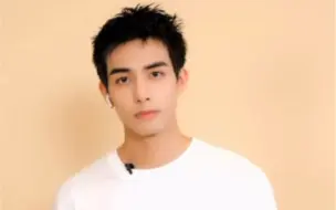 Video herunterladen: 【宋威龙】20200917Burberry直播间cut