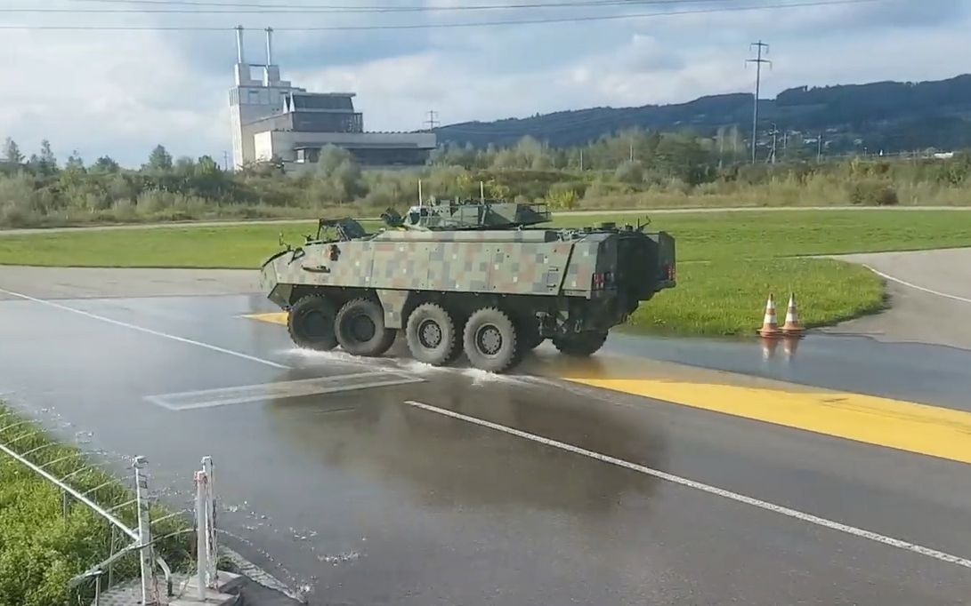 "食人鱼"iii 装甲车场地测试