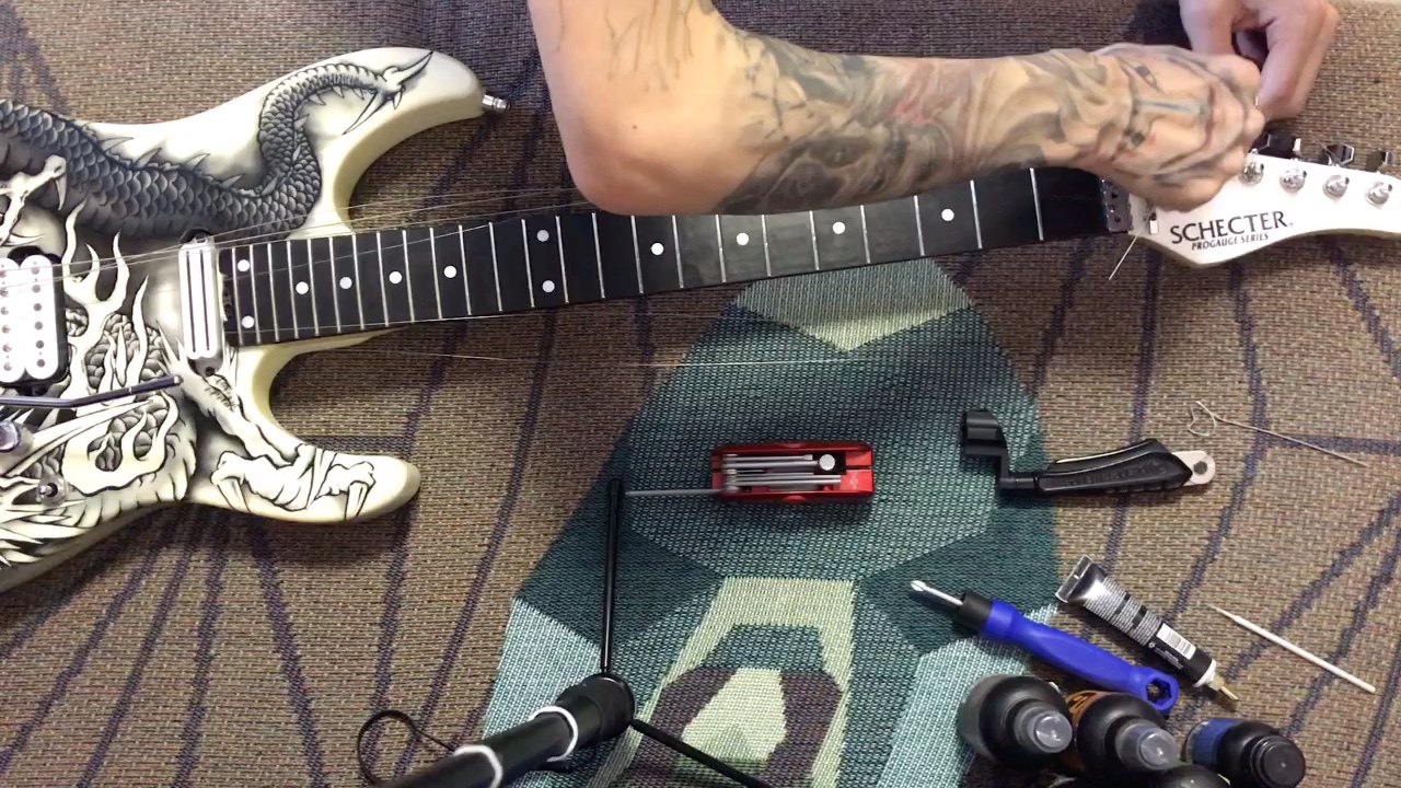 介绍双摇电吉他换弦步骤