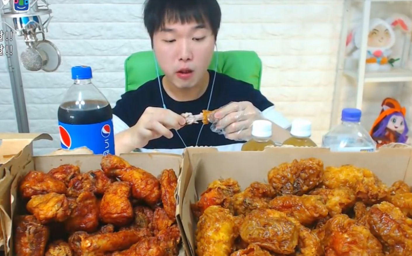 【韩国吃播 小哥 两盒校村炸鸡 一盒薯角 大瓶可乐 】