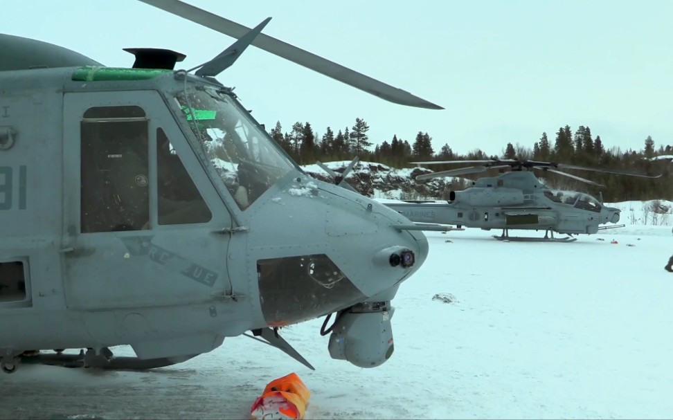 uh-1y毒液&ah-1z毒蛇直升机实弹训练!