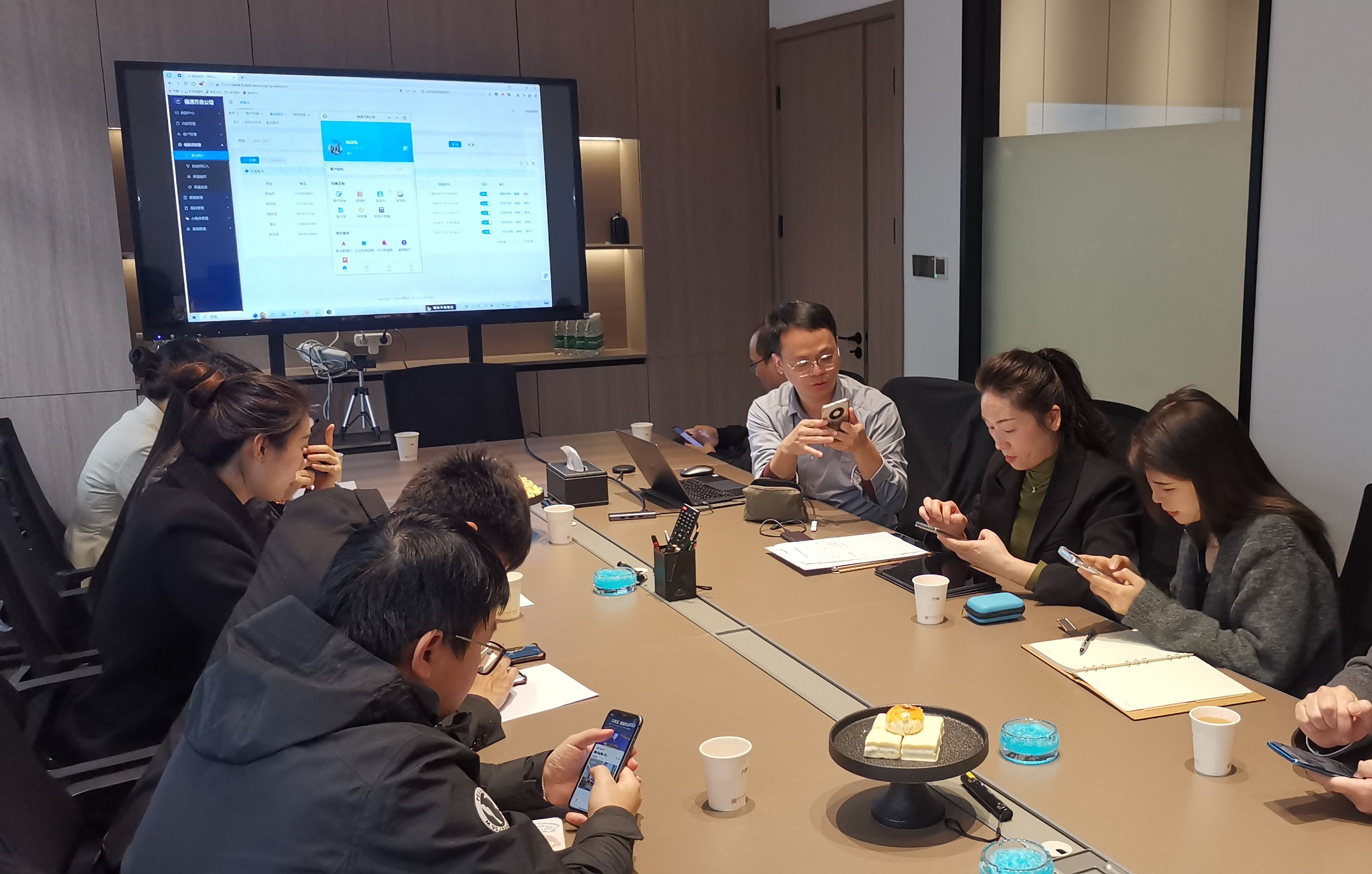 出发前往地产售楼处,参与置业顾问培训会,教他们如何使用手机vr