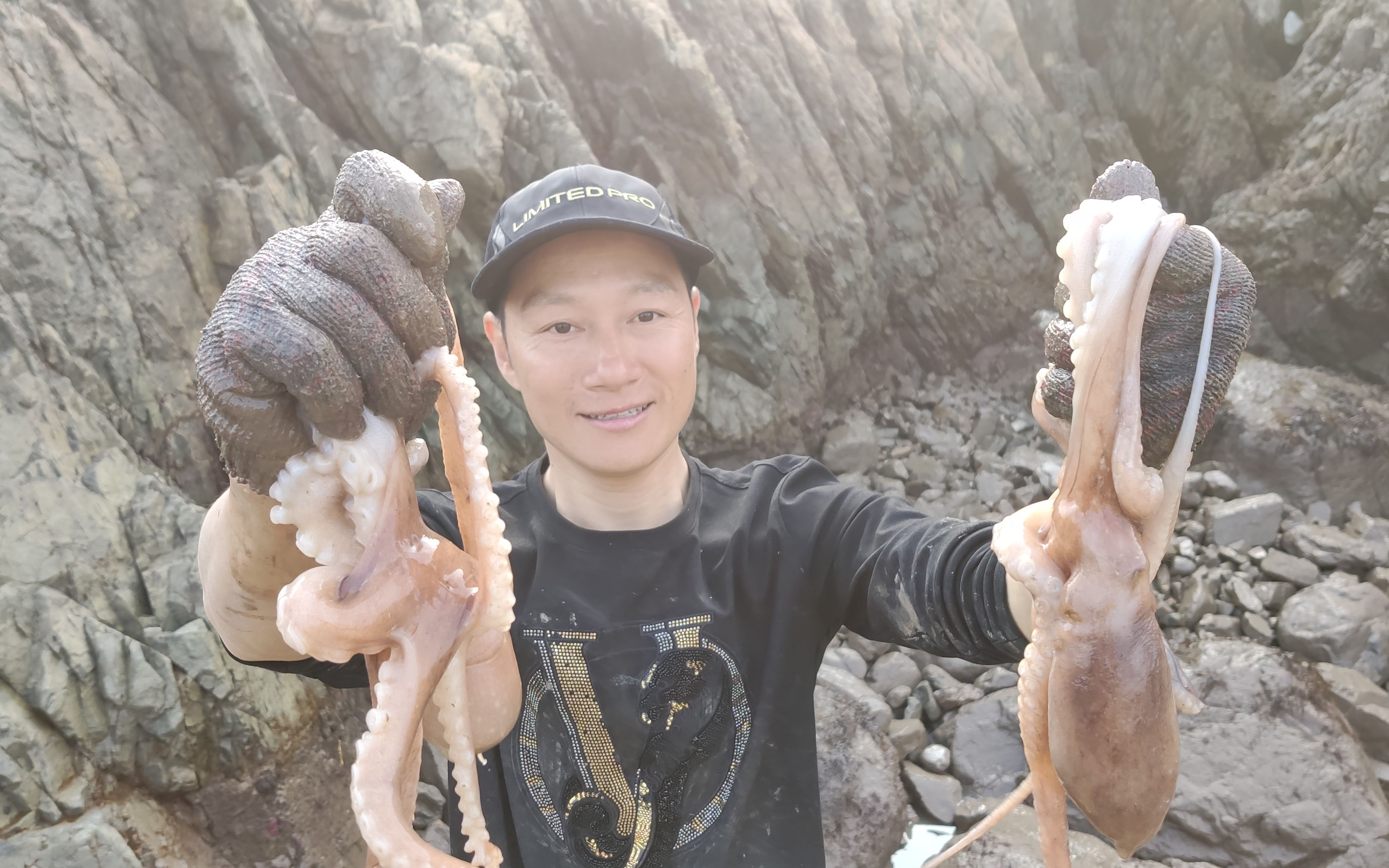 老王抽干大水坑抓到2只大章鱼,光海螺就半桶,收获满满!